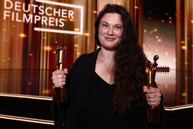 Mascha Schilinski, Regisseurin, steht nach der Verleihung des Deutschen Filmpreises mit den Preisen für ihren Film "In die Sonne schauen" auf der Bühne. Das Drama «In die Sonne schauen» von Mascha Schilinski gleich zehn Auszeichnungen gewonnen, darunter die Goldene Lola für den besten Spielfilm und die Auszeichnung für bestes Drehbuch.