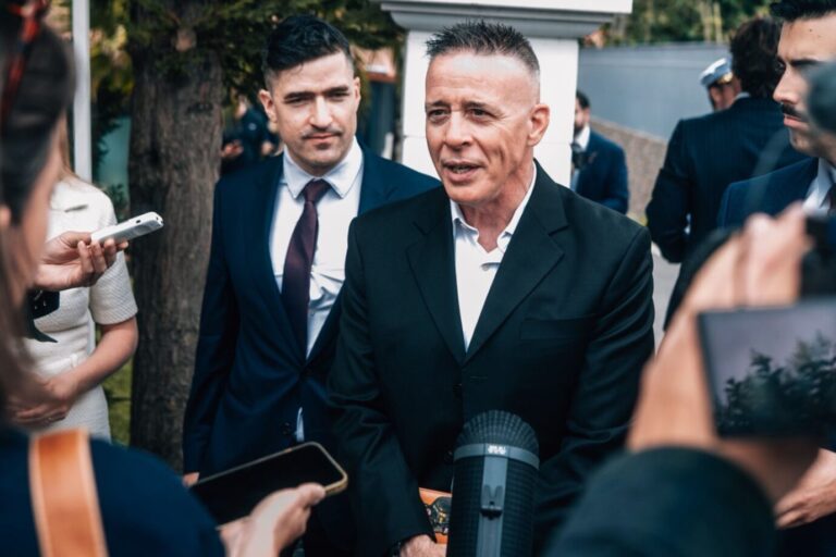 Das Bild zeigt Teilnehmer des „Remigrationsgipfels“ in Portugal.