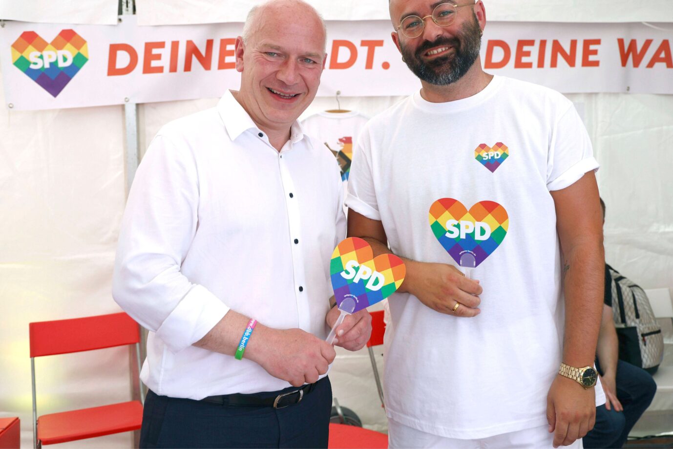 Das Bild zeigt Berlins Regierenden Bürgermeister Kai Wegner von der CDU beim CSD in Berlin.