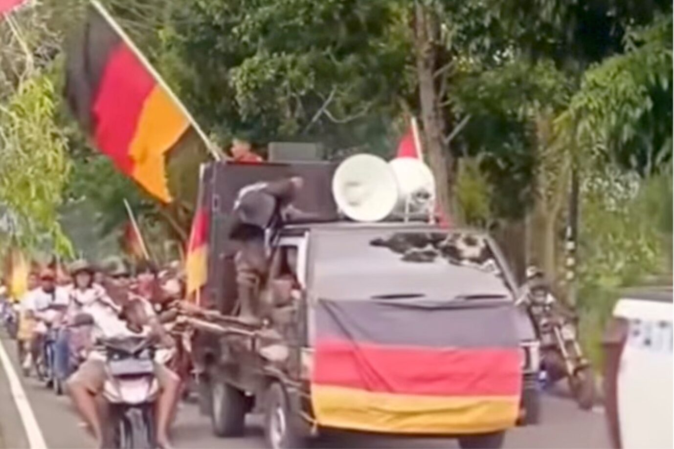 Das Bild zeigt Indonesier mit Deutschlandfahnen.