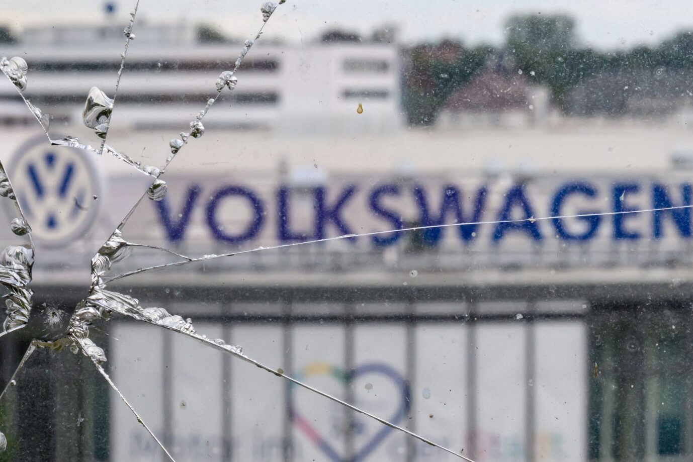 Blick durch eine gebrochene Fensterscheibe auf das Motorenwerk von Volkswagen in Chemnitz. Der Standort ist eines von drei Werken der Volkswagen Sachsen GmbH im Freistaat. Es ist ein Symbolbild für einen journallistischen Text über die Krisen und Chancen der deutschen Autoindustrie.