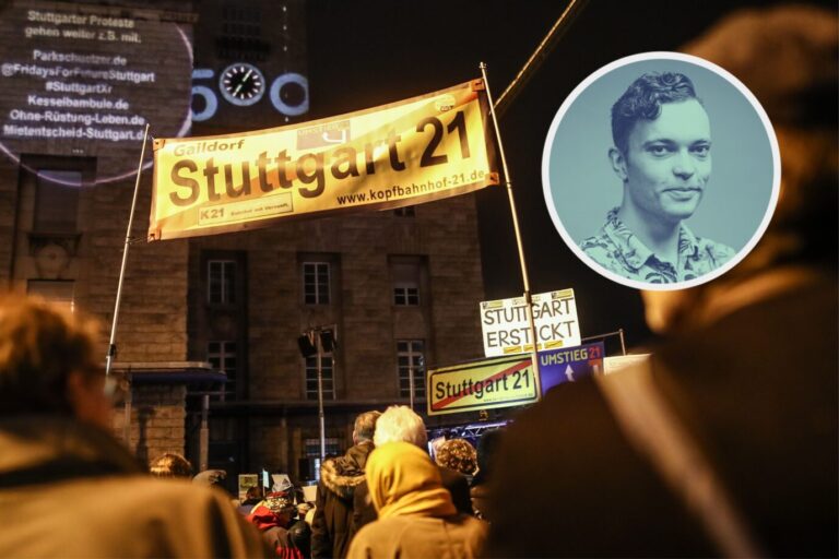 Gegner von Stuttgart 21 demonstrieren bei der 500. Montagsdemo gegen das Bahnprojekt vor dem Stuttgarter Hauptbahnhof.