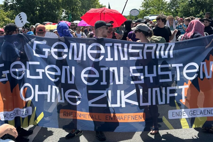 Das Bild zeigt folgendes: Linksextremisten zeigen ein Transparent gegen Rheinmetall: Blockade-Vorbereitungen zum AfD-Bundesparteitag laufen. Foto: JF