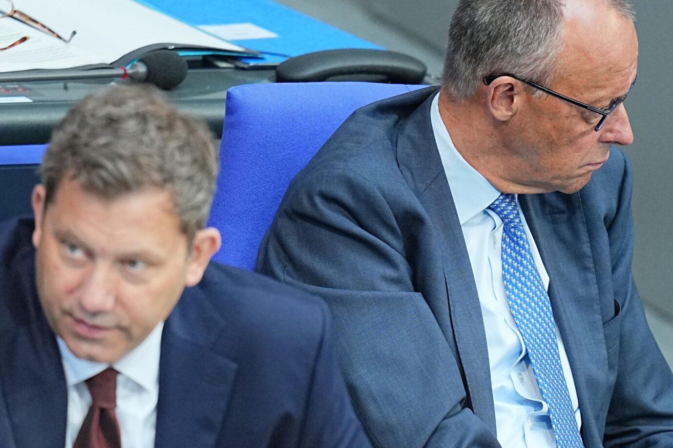 Das Bild zeigt Bundesfinanzminister Lars Klingbeil von der SPD und Bundeskanzler Friedrich Merz von der CDU.