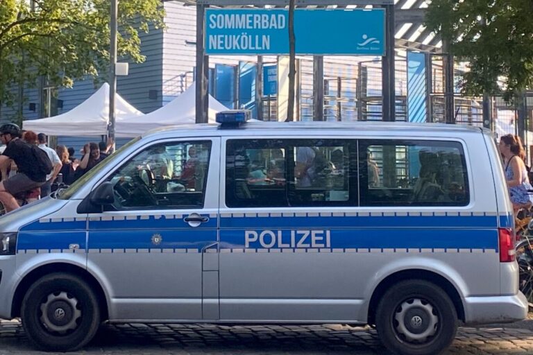 Ein Einsatzfahrzeug der Polizei steht vor dem Sommerbad Neukölln. Wegen einer Auseinandersetzung im Sommerbad Neukölln ist es zu einem Polizeieinsatz gekommen. Eine Sprecherin der Berliner Bäder-Betriebe sagte, es habe eine Auseinandersetzung am Beckenrand mit verletzten Badegästen gegeben. Wie viele Verletzte es sind, gab ein Sprecher der Polizei bislang nicht an. Ausländer sind bei Gewalt und Sexualdelikten in Freibädern deutlich überrepräsentiert, wie aus Zahlen der Bundesregierung auf Nachfrage des AfD-Bundestagsabgeordneten Martin Hess hervorgeht.