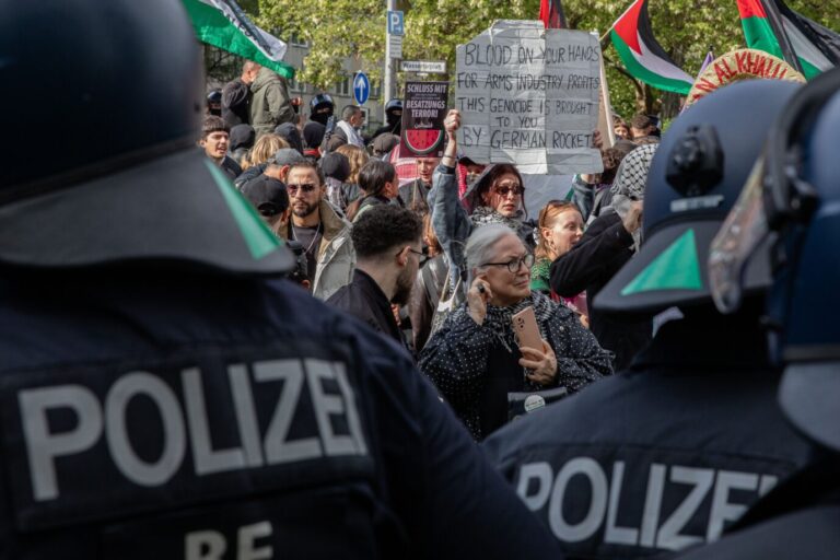Das Bild zeigt eine Palästina-Demonstration in Berlin. Bei solchen Kundgebungen in ganz Deutschland werden manchmal Journalisten angegriffen.