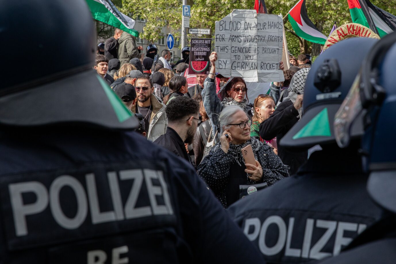Das Bild zeigt eine Palästina-Demonstration in Berlin. Bei solchen Kundgebungen in ganz Deutschland werden manchmal Journalisten angegriffen.