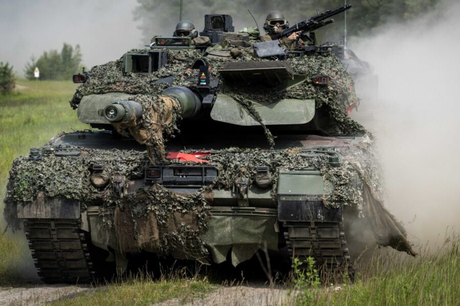 2026-06-17 11:23:13 LOHHEIDE  Ein Leopard-2-Panzer während der Militärübung Fighter Lion auf einem Truppenübungsplatz in Deutschland. Die größte Heeresübung des Jahres 2026 konzentriert sich auf die Verteidigung der Niederlande und des NATO-Gebiets in einer sich wandelnden Sicherheitslage. Frankreich und Deutschland streiten aktuell. VINCENT JANNINK