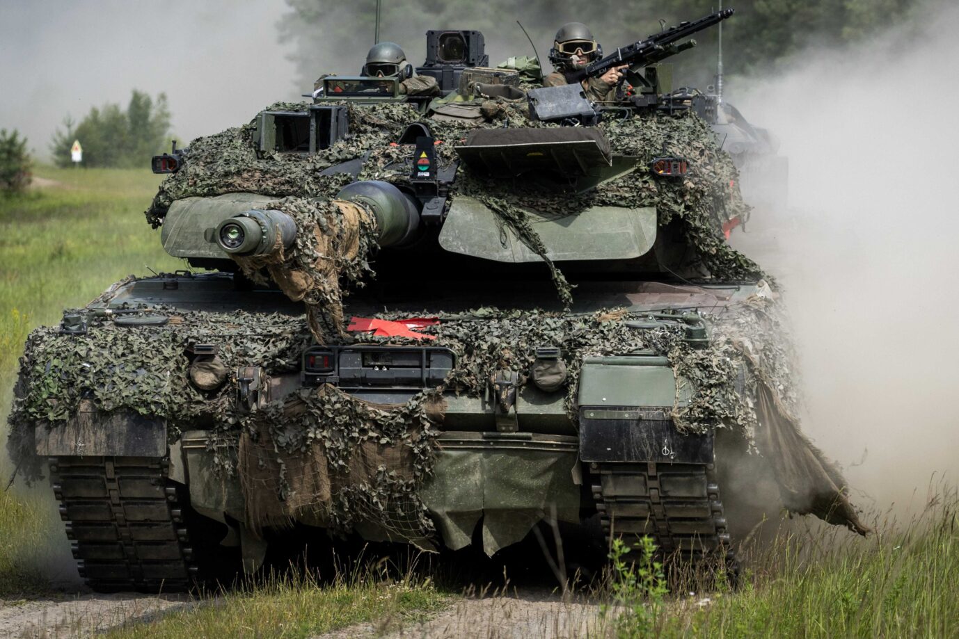 2026-06-17 11:23:13 LOHHEIDE  Ein Leopard-2-Panzer während der Militärübung Fighter Lion auf einem Truppenübungsplatz in Deutschland. Die größte Heeresübung des Jahres 2026 konzentriert sich auf die Verteidigung der Niederlande und des NATO-Gebiets in einer sich wandelnden Sicherheitslage. Frankreich und Deutschland streiten aktuell. VINCENT JANNINK