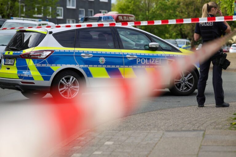 Das Bild zeigt einen Polizeieinsatz am Tatort. Migranten sind erheblich krimineller als Deutsche, wie aus Zahlen hervorgeht, die die AfD von der Bundesregierung erfragt hat.