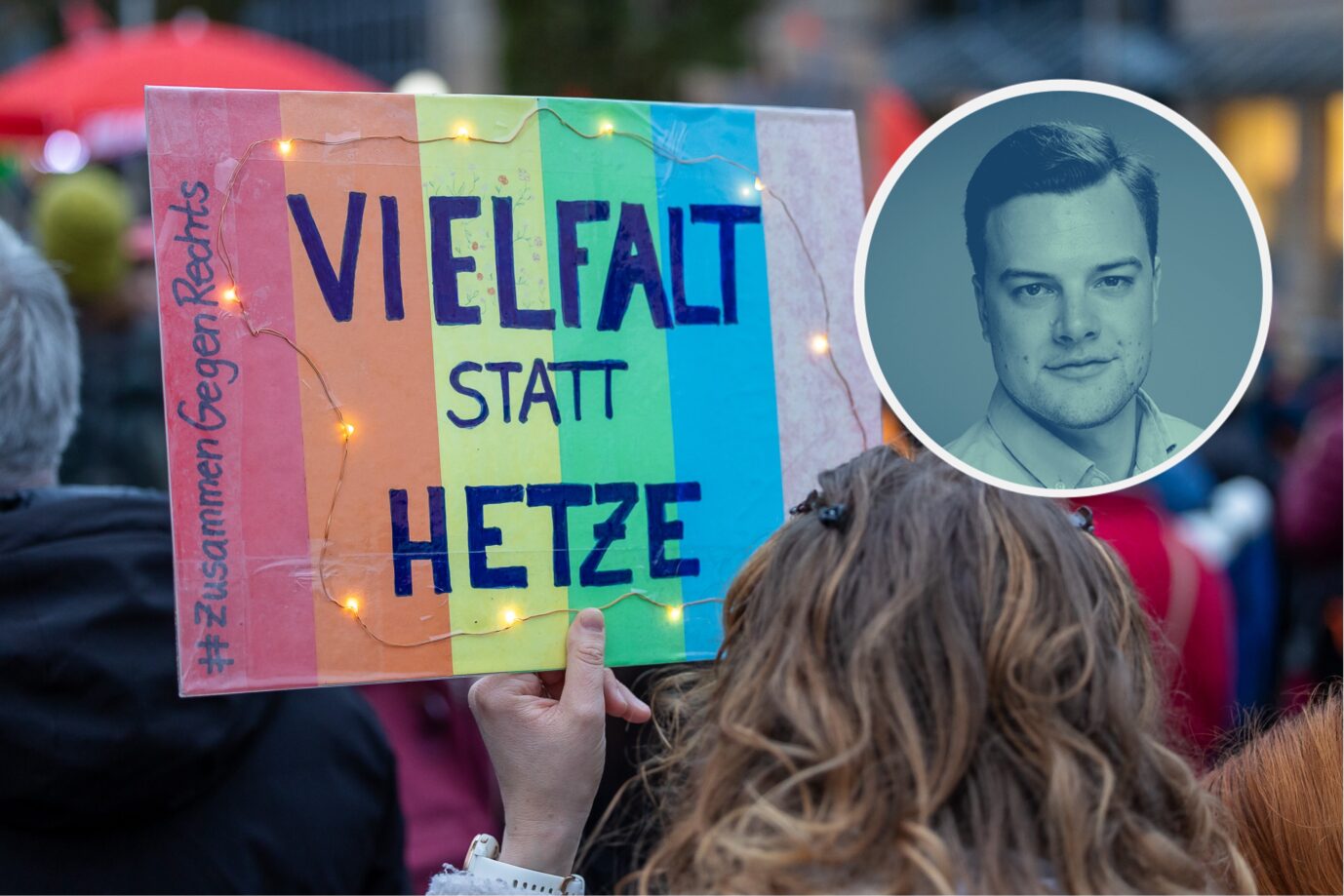 Ein Protestschild auf einer Demonstration gegen die AfD: Mit freundlicher Unterstützung der Antidiskriminierungsindustrie. (Themenbild/Collage)