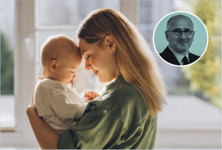frau mit kleinem Baby auf dem Arm
