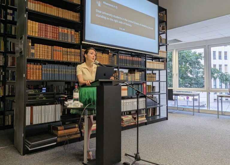 Die Autorin Franziska Sittig stellt ihr Buch in der Bibliothek des Konservatismus vor: Woke Professoren werden bei Hausbesetzungen nostalgisch. Seit dem Angriff der Terrormiliz Hamas am 7. Oktober 2023 auf ein israelisches Musikfestival gehen im gesamten Westen Islamisten und Linke auf die Straße. Foto: BdK