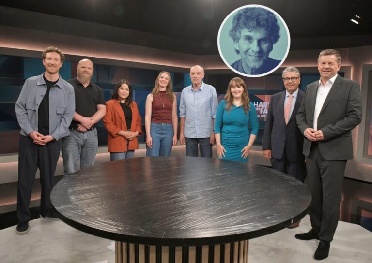 Moderator Louis Klamroth (l.) betreibt Stammtischsimulation als betreutes Fernsehen.