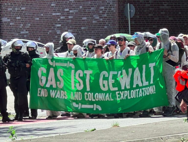 Mit der Parole "Gast ist Gewalt" ziehen Klimaradikale durch Hamm.