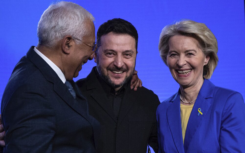 Vertraute: Der ukrainische Präsident Wolodymyr Selenskyj (m.), EU-Kommissionspräsidentin Ursula von der Leyen (r.) und EU-Ratspräsident António Costa (l.) Foto: IMAGO / Ukrinform