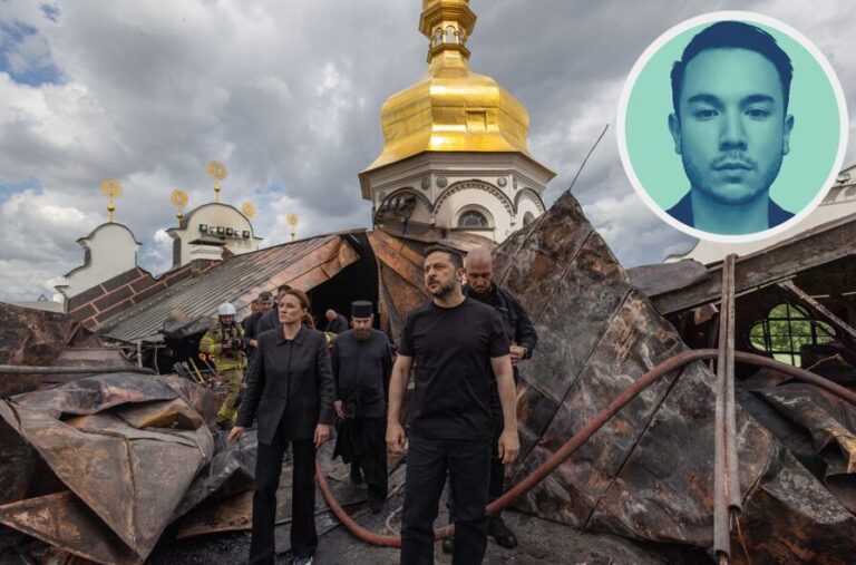 Der ukrainische Präsident Wolodymyr Selenskyj macht sich ein Bild vom durch Russland angegriffenen Höhlenkloster.