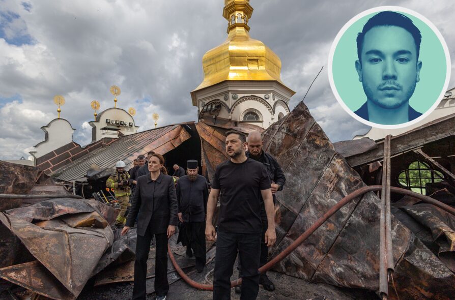 Der ukrainische Präsident Wolodymyr Selenskyj macht sich ein Bild vom durch Russland angegriffenen Höhlenkloster.