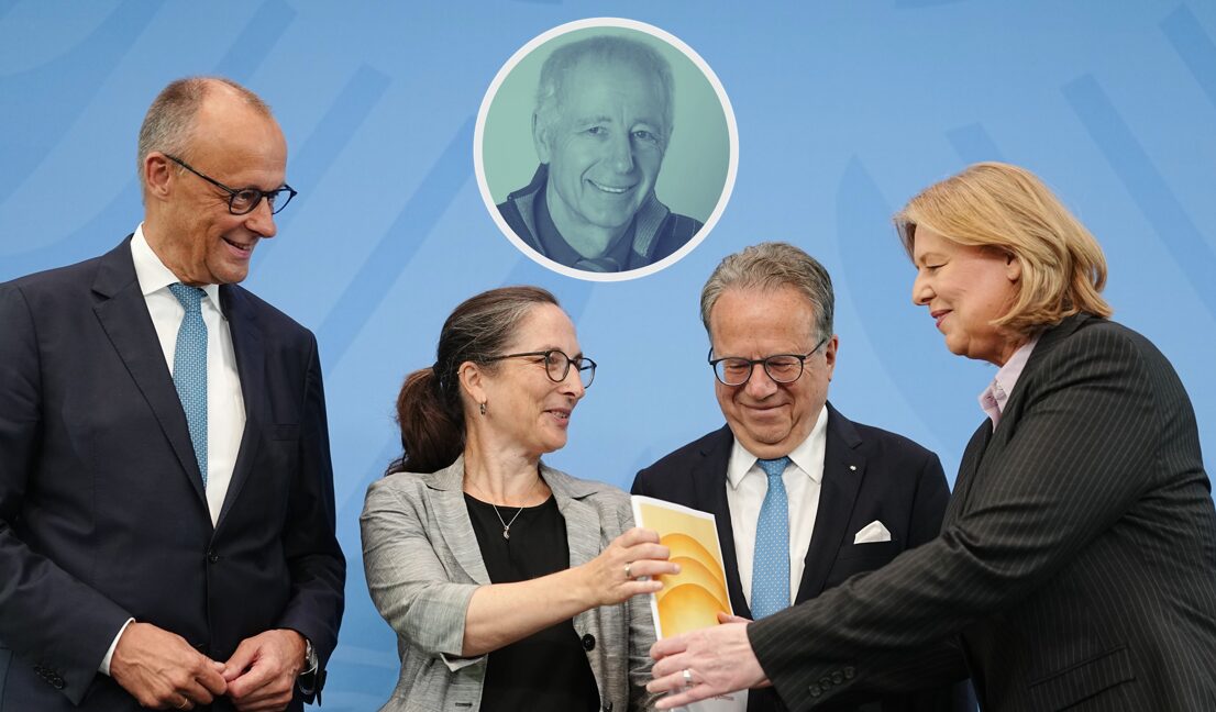 Vertreter der Rentenkommission überreichen der Bundesregierung ihre Vorschläge.