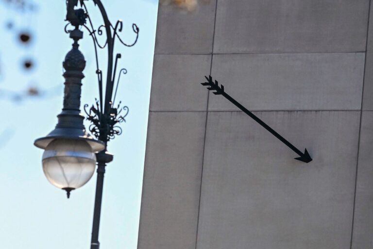 Das von der Bundesregierung geförderte Kunstwerk „Südpfeil“ an der Fassade des Humboldt-Forums