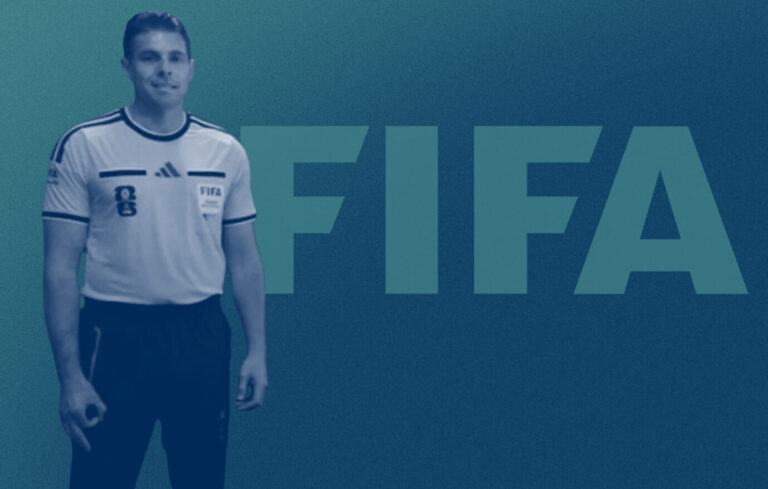 Das Bild zeigt den australischen Fußballschiedsrichter Shaun Evans.