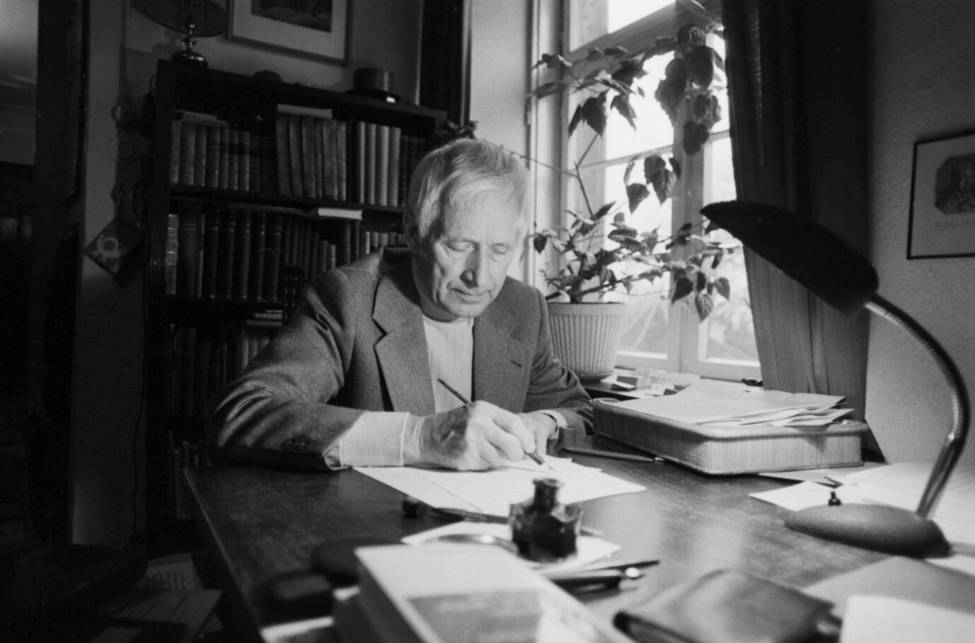 Der konservative Schriftsteller Ernst Jünger arbeitet an seinem Schreibtisch. Ein neues Buch befasst sich mit seiner Bekanntschaft mit Umm el-Banine Assadoulaeff.
