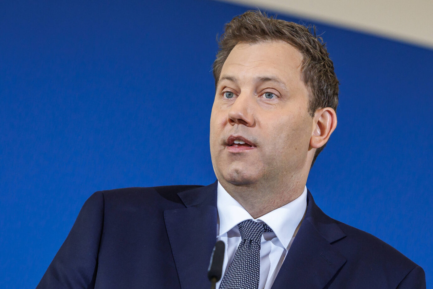 Foto: Bundesfinanzminister Lars Klingbeil (SPD): Die Ziele beim Sondervermögen werden verfehlt. IMAGO / Andreas Gora