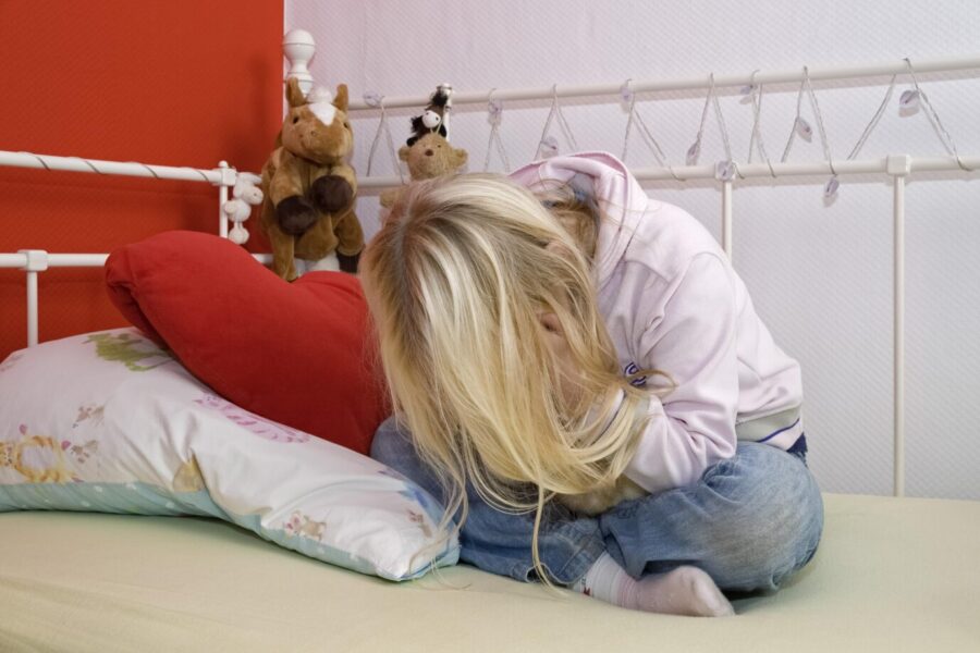 Ein missbrauchtes Kind im Schlafzimmer (Symbolbild): Vergangenes Jahr verzeichnete die Polizei 279 schwere Sexualstraftaten an Minderjährigen durch Syrer. (Themenbild)