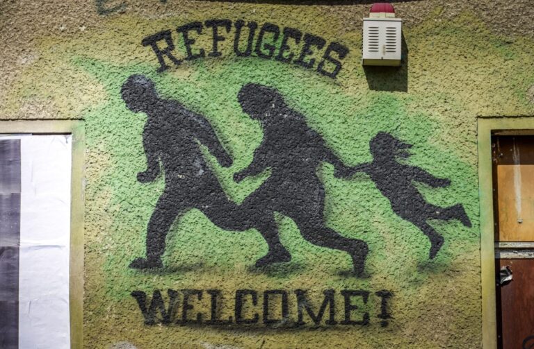 Refugees Welcome steht auf einem Haus in Friedrichshain-Kreuzberg. Doch ein Blick auf die Fakten zeigt, die größtenteils linken Bewohner des Bezirks bleiben am liebsten unter sich. Symbolbild: picture alliance / Bildagentur-online/Joko | Bildagentur-online/Joko