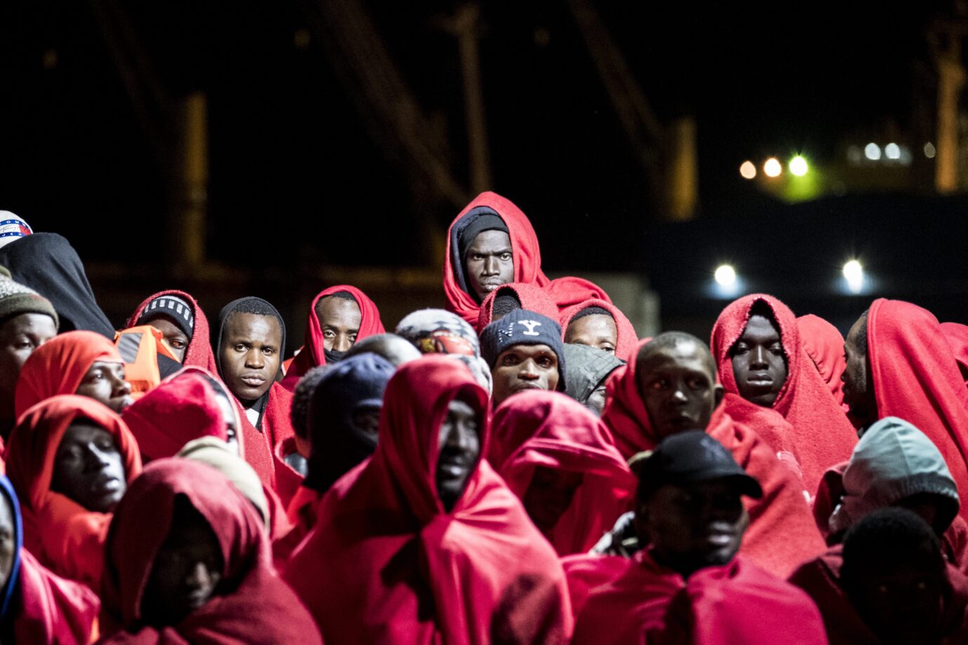 Rescued migrants waiting on board the vessel to be attended by the Rec cross team. 22-11-2018, Malaga The Spaniard Maritime vessel rescued in the Mediterranean sea 202 migrants. They were brought to the Malaga's harbour and attended by the Red cross team. (Photo by Guillaume Pinon/NurPhoto). Migranten warten darauf, vom Team des Roten Kreuzes versorgt zu werden (Symbolbild): Hintergrund der Einschätzungen, dass es sich nicht um echte Flüchtlinge handele, sind zum Großteil die Beobachtungen, dass die Ausländer Geld haben, Schmuggler bezahlen und Telefone besitzen. Foto: picture alliance / NurPhoto | Guillaume Pinon. Die Mehrheit der Deutschen hat einen radikalen Aufnahmestopp für weitere Asylsuchende gefordert.