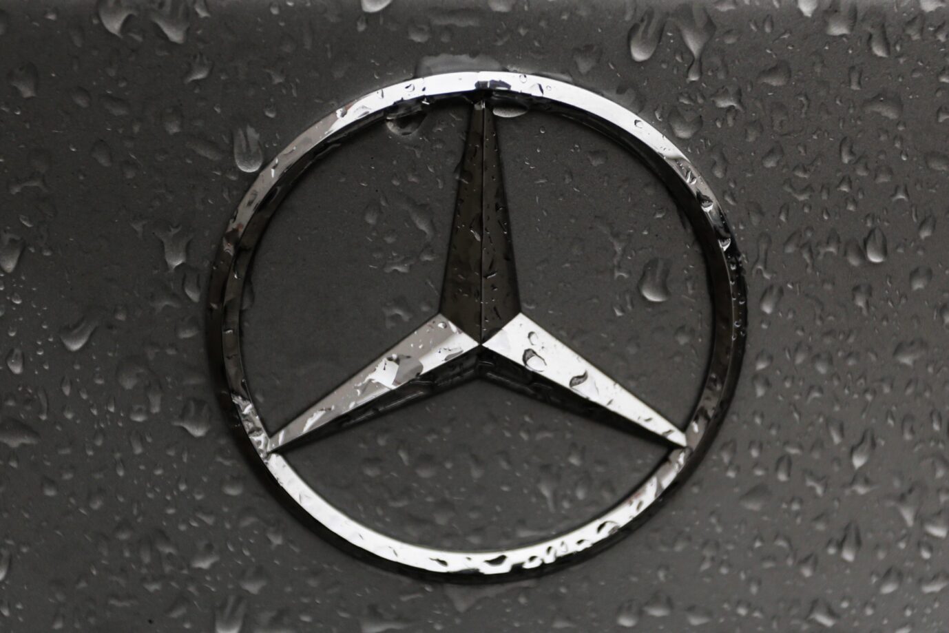 Trüber Ausblick: Mercedes meldet einen weiteren Gewinneinbruch. Foto: picture alliance / NurPhoto | Jakub Porzycki
