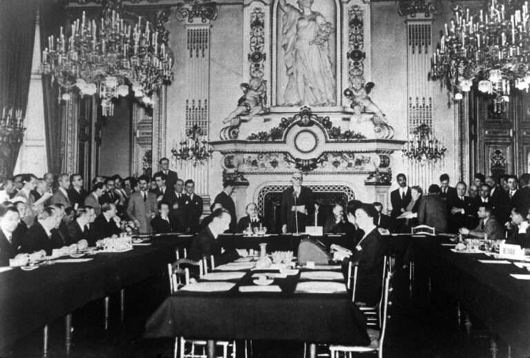 Der französische Außenminister Robert Schuman verkündet am 9.5.1950 im Uhrensaal des Außenministeriums am Quai d'Orsay in Paris vor der Nationalversammlung den Plan zur Gründung einer Europäischen Gemeinschaft für Kohle und Stahl (EGKS oder Montanunion), mit dem Ziel, die gesamte Kohle- und Stahlproduktion Frankreichs und Deutschlands einer Hohen Behörde zu unterstellen und andere Staaten zur Mitwirkung einzuladen. Der so genannte "Schuman-Plan" wurde am 18.4.1951 in Paris unterzeichnet. Er trat am 23.7.1952 für eine Dauer von 50 Jahren in Kraft. [dpabilderarchiv]. Der französische Außenminister Robert Schuman im Uhrensaal: Die Verkündung einer Europäischen Gemeinschaft für Kohle und Stahl wurde nachgestellt. Foto: picture-alliance / dpa | dpa