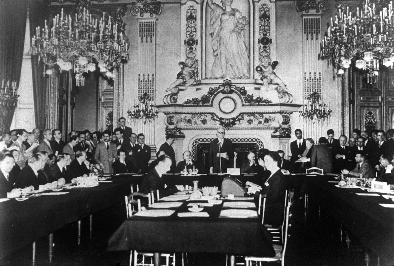 Der französische Außenminister Robert Schuman verkündet am 9.5.1950 im Uhrensaal des Außenministeriums am Quai d'Orsay in Paris vor der Nationalversammlung den Plan zur Gründung einer Europäischen Gemeinschaft für Kohle und Stahl (EGKS oder Montanunion), mit dem Ziel, die gesamte Kohle- und Stahlproduktion Frankreichs und Deutschlands einer Hohen Behörde zu unterstellen und andere Staaten zur Mitwirkung einzuladen. Der so genannte "Schuman-Plan" wurde am 18.4.1951 in Paris unterzeichnet. Er trat am 23.7.1952 für eine Dauer von 50 Jahren in Kraft. [dpabilderarchiv]. Der französische Außenminister Robert Schuman im Uhrensaal: Die Verkündung einer Europäischen Gemeinschaft für Kohle und Stahl wurde nachgestellt. Foto: picture-alliance / dpa | dpa