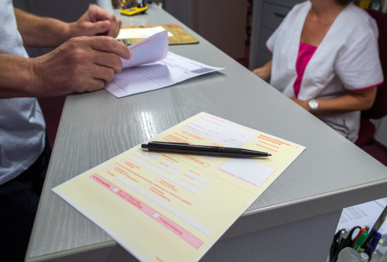 Bundesregierung regelt Krankschreibung neu: Künftig geht es nach dem Willen der Regierungspolitiker nicht mehr ohne Krankenschein (Archivbild).