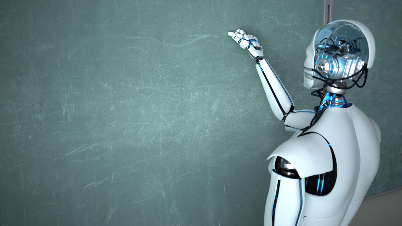 Ein humanoid aussehender Roboter schreibt an eine Schultafel, Symbolbild für KI
