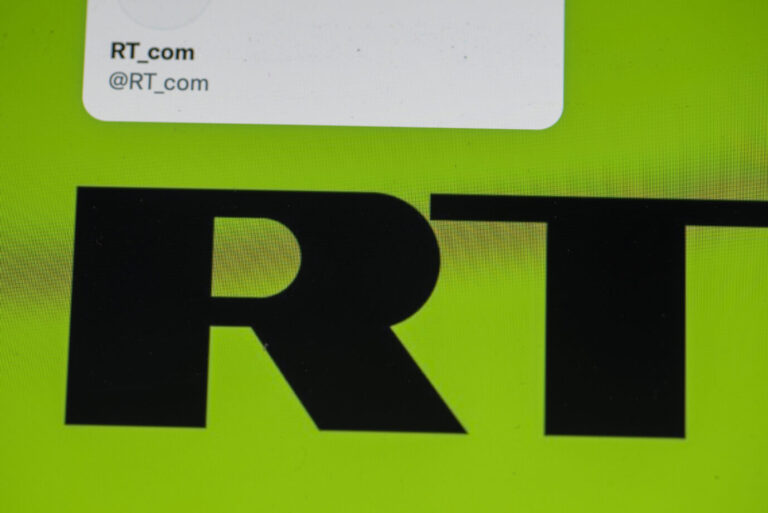 Das Logo des russischen Auslandssenders „Russia Today“: In Deutschland darf er seit 2022 nicht mehr senden. Foto: picture alliance / dpa-Zentralbild | Stephan Schulz