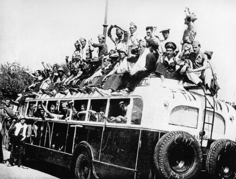 Bürgerkrieg in Spanien: Einheiten der republikanischen Armee und Milizen ziehen an die Front.