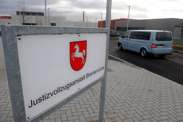 Mit mehreren Gefangenentransportern treffen am 31.01.2013 die ersten Häftlinge in der neuen Justizvollzugsanstalt in Bremervörde (Niedersachsen) ein. Die JVA Bremervörde ist die erste in Niedersachsen, die teilprivatisiert in öffentlich-privater-Partnerschaft betrieben wird. Die 66 Millionen Euro teure Anstalt wurde vor kurzem eingeweiht und hat Platz für bis zu 300 Gefangene. Foto: Ingo Wagner/dpa ++Justizvollzugsanstalt in Bremervörde: Der Stade-Killer, Fatih Khan G., wies bei einer routinemäßigen Kontrolle keine Körpertemperatur mehr auf. Foto: picture alliance / dpa | Ingo Wagner