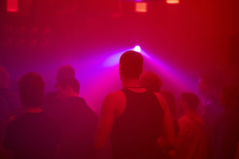 Jugendliche stehen auf einer Party im Scheinwerferlicht – bei der Sommerparty einer Privatschule in Stuttgart wurden wieder "Deutschland den Deutschen"-Gesänge zu Gigi D'Agostino angestimmt