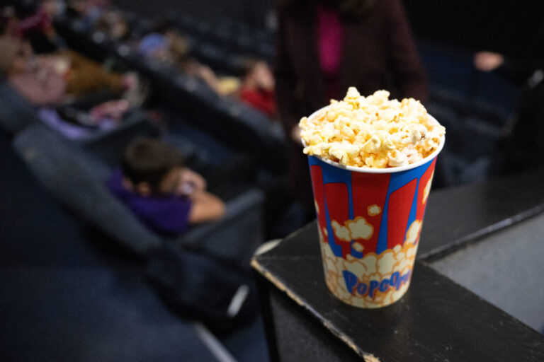 Popcorn im Kinosaal: Doch beim Filmegucken sollte es um mehr als leichte Unterhaltung gehen.