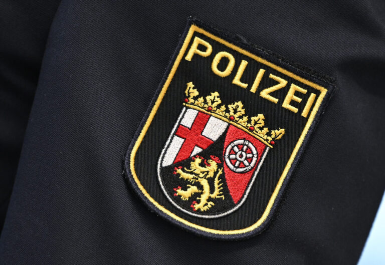 Eine Polizeibeamtin nimmt im Innenministerium an der Vorstellung des Regierungsentwurfs zum neuen Polizeigesetz teil. Der Polizei-Einsatz von Bodycams in Wohnungen und eine frühzeitige Aufzeichnung des Geschehens sind eins der wichtigsten Themen im neuen Polizeigesetz.Polizei in Rheinland-Pfalz (Symbolbild): Die Tatverdächtige hob am Tag nach dem Mord mit der EC-Karte der toten Studentin Geld an einem Bankautomaten in Trier ab. Foto: picture alliance/dpa | Arne Dedert