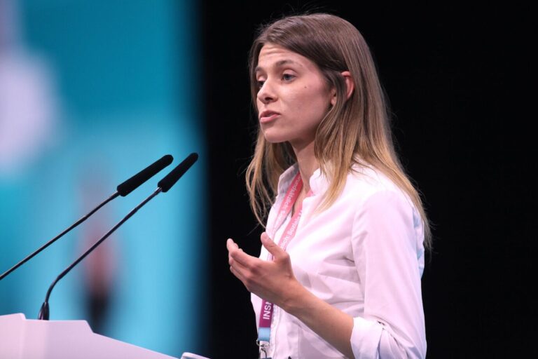 Laura Strohschneider auf einem CDU-Parteitag (2024): Konnte politisches Engagement nicht mehr rechtfertigen. Foto: picture alliance / dts-Agentur | - Brandenburger JU-Chefin tritt ab.