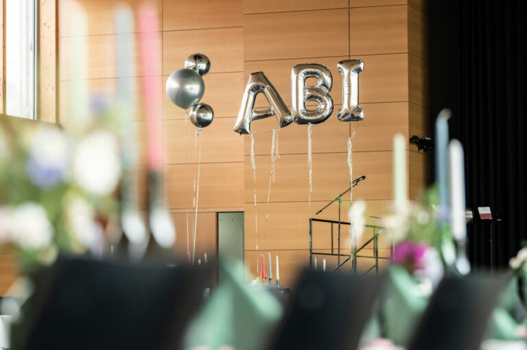 Ballons bilden das Wort «Abi» bei einem Abiball in der Stadthalle Rottweil. Ballons bilden das Wort „Abi“ (Symbolbild): Die Schulleitung schloss die Schüler von der feierlichen Zeugnisübergabe aus. Foto: picture alliance/dpa | Silas Stein