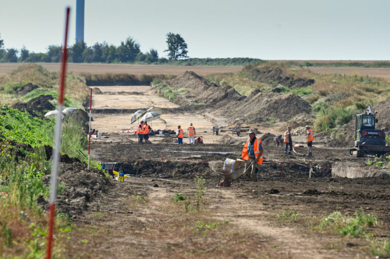 Arbeiten auf dem archäologischen Grabungsfeld. Archäologen haben hier eine rund 1000-jährige slawische Siedlung mit einem kompletten Gräberfeld entdeckt. In zwei Reihen wurden 60 Bestattungen freigelegt. Die Grabungen finden auf der künftigen Gleichstromtrasse SuedOstLink statt. Archäologen entdecken eine slawische Siedlung (Symbolbild): Das SED-Mitglied Herrmann unterlag nach 1990 einer erheblichen Abwertung. Foto: picture alliance/dpa | Heiko Rebsch. Unter Betrachtung zweier wirkungsmächtiger archäologischer und wissenschaftsorganisatorischer Akteure, nämlich der Professoren Witold Hensel (1917–2008) in Polen und Joachim Herrmann (1932–2010) in der DDR, beschreibt Kluger die Entwicklung der „Slawischen Archäologie“ in Polen und der DDR nach 1945.