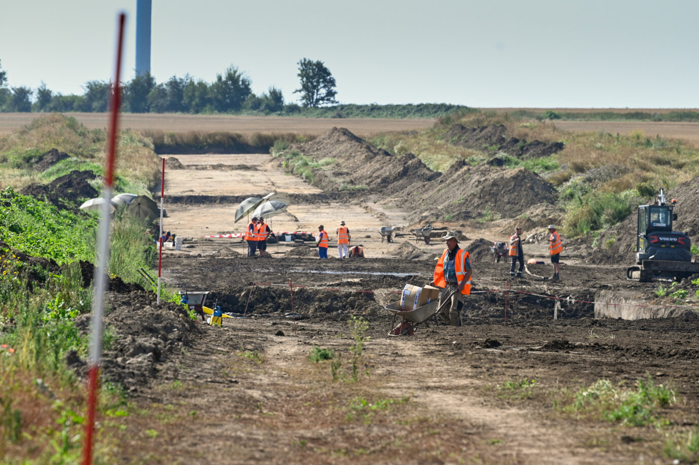 Arbeiten auf dem archäologischen Grabungsfeld. Archäologen haben hier eine rund 1000-jährige slawische Siedlung mit einem kompletten Gräberfeld entdeckt. In zwei Reihen wurden 60 Bestattungen freigelegt. Die Grabungen finden auf der künftigen Gleichstromtrasse SuedOstLink statt. Archäologen entdecken eine slawische Siedlung (Symbolbild): Das SED-Mitglied Herrmann unterlag nach 1990 einer erheblichen Abwertung. Foto: picture alliance/dpa | Heiko Rebsch. Unter Betrachtung zweier wirkungsmächtiger archäologischer und wissenschaftsorganisatorischer Akteure, nämlich der Professoren Witold Hensel (1917–2008) in Polen und Joachim Herrmann (1932–2010) in der DDR, beschreibt Kluger die Entwicklung der „Slawischen Archäologie“ in Polen und der DDR nach 1945.
