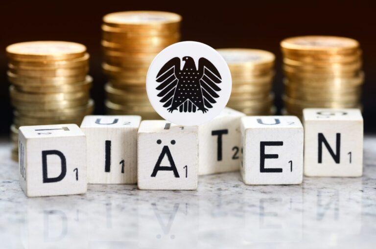 Bundesadler auf Schriftzug Diäten, Diätenerhöhung. Bundesadler auf Schriftzug „Diäten“ (Symbolbild): Das Geld, das einem Politiker tatsächlich zusteht, kann in Einzelfällen noch höher liegen. Foto: picture alliance | CHROMORANGE / Christian Ohde