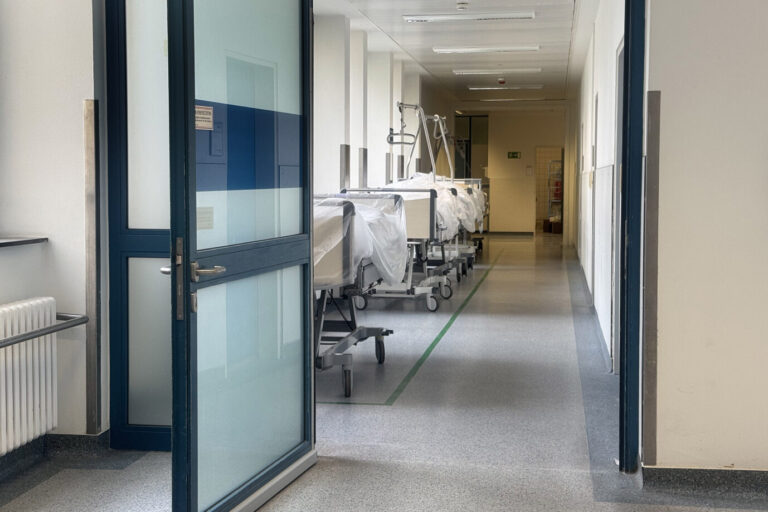 Leere Krankenhausbetten stehen in einem leeren Krankenhausflur,Krankenhaus,Klinik ? Leere Krankenhausbetten (Symbolbild): Die Summe der Verluste des öffentlichen Gesundheitswesens liegt bei rund 130 Millionen Euro. Foto: picture alliance / SVEN SIMON | Frank Hoermann / SVEN SIMON. Die Kassenärztliche Vereinigung (KV) Baden-Württemberg hat beim Landgericht Frankfurt gegen die Initiatoren des Verius-Immobilienfinanzierungsfonds auf Schadensersatz geklagt.