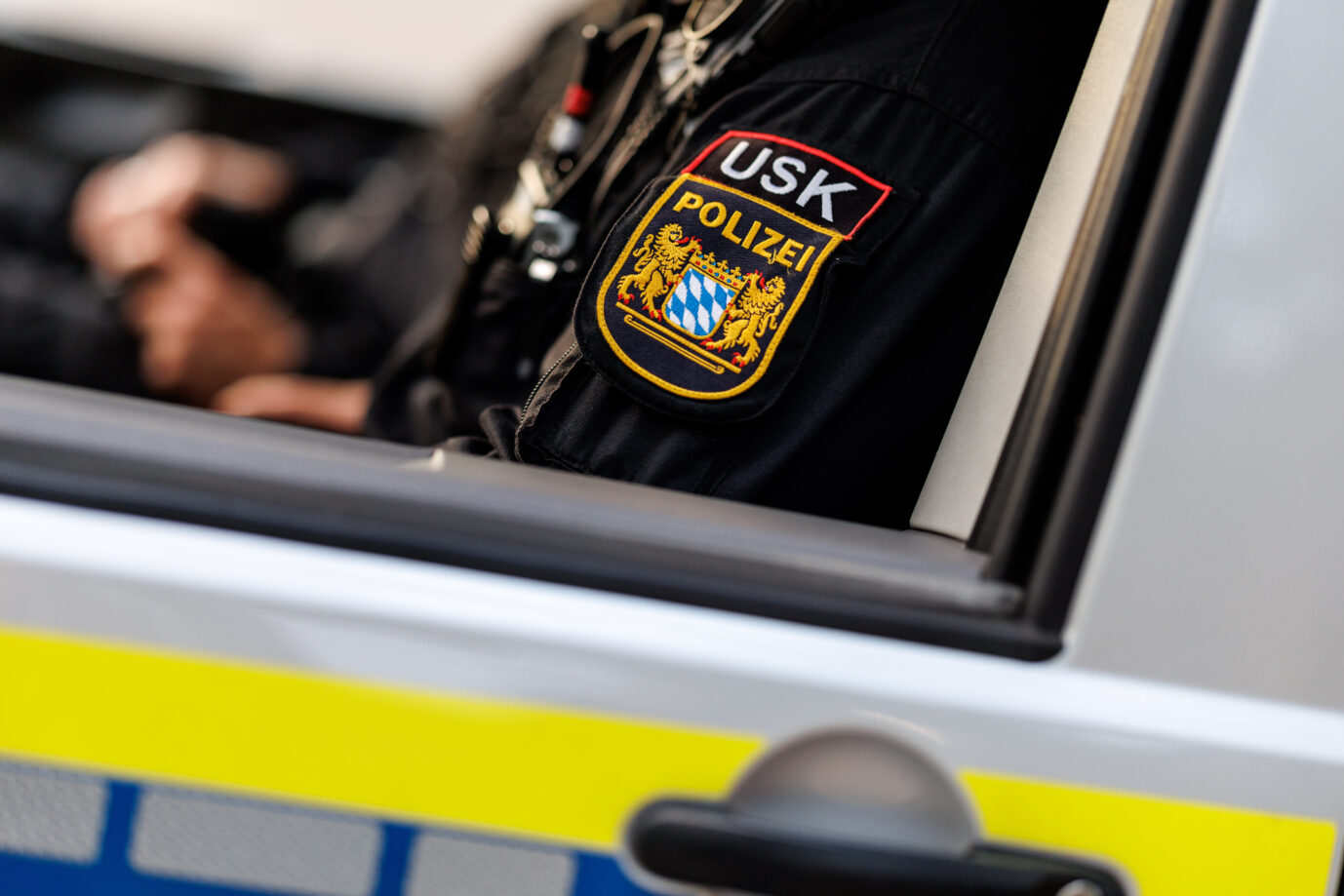 Ein Polizist Unterstützungskommando (USK) der Bayerischen Polizei sitzt am 22.10.2024 bei einer Schwerpunktkontrolle im alten botanischen Garten in München (Bayern) in einem Einsatzfahrzeug der Polizei. Nach dem Tod eines Mannes wurde die Polizeipräsenz im alten botanischen Garten verstärkt. Ein Polizist Unterstützungskommando (USK) der Bayerischen Polizei: Das 18jährige Mädchen musste im Krankenhaus behandelt werden. Foto: picture alliance / dpa | Matthias Balk. Der Ermittlungsrichter der Staatsanwaltschaft Nürnberg-Fürth hat gegen zwei Männer Untersuchungshaft erwirkt, die am Nürnberger Grooming-Skandal beteiligt gewesen sein sollen.