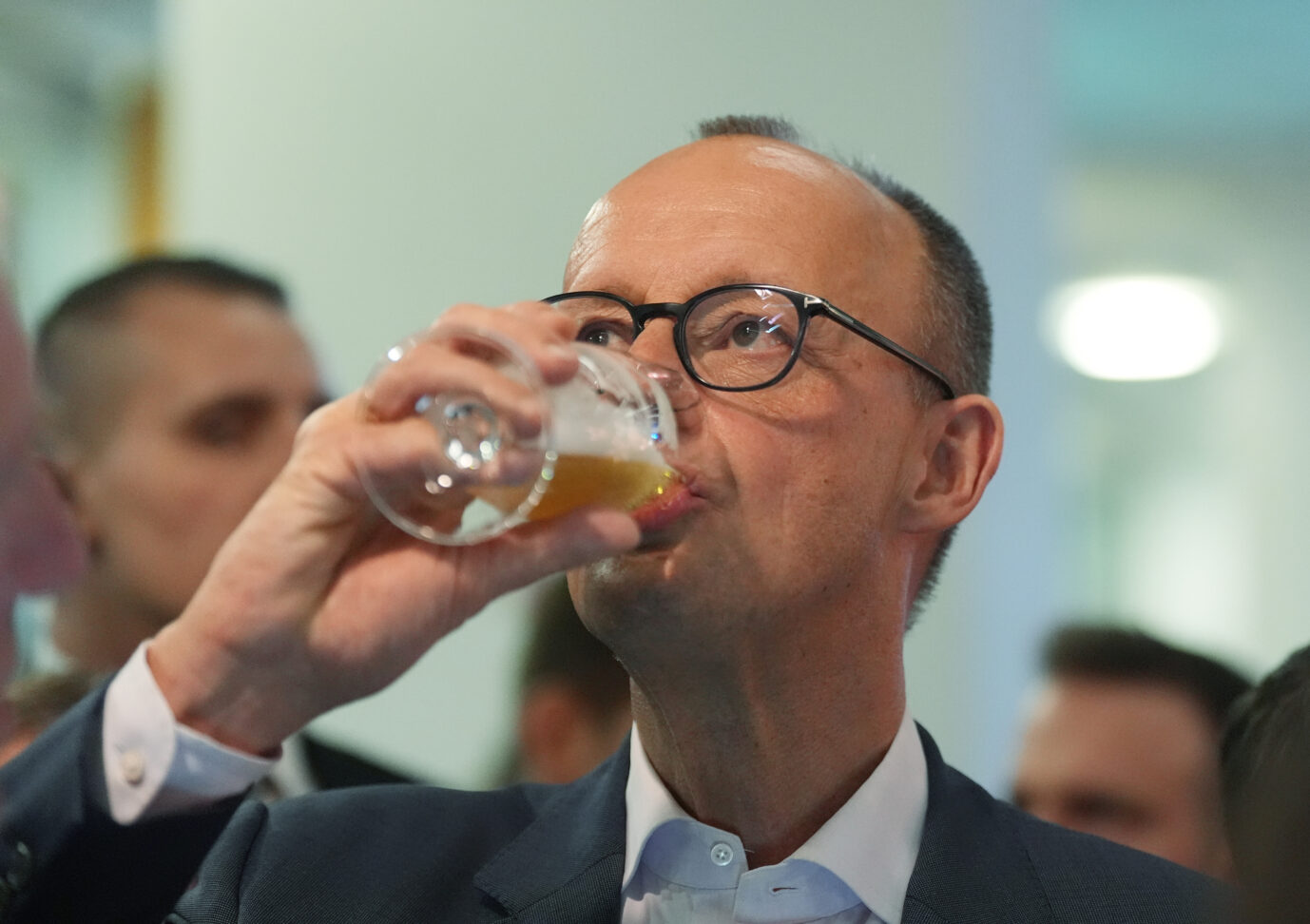 Friedrich Merz (CDU), Parteivorsitzender und Kanzlerkandidat, trinkt neben Karl-Josef Laumann (CDU), Minister für Arbeit, Gesundheit und Soziales des Landes Nordrhein-Westfalen, im Konrad-Adenauer-Haus ein Bier. Brauereien sind derweil bedroht.