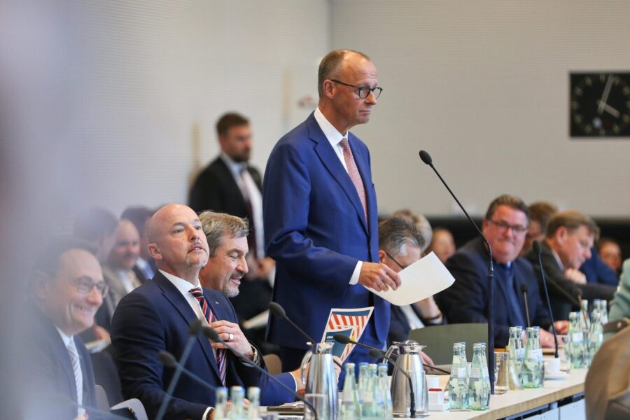 Friedrich Merz vor der CDU/CSU-Fraktion: Abstimmung über den neuen Vorsitzenden vor leeren Bänken?